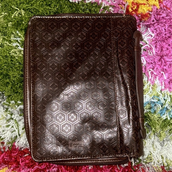 Christian Art Gifts Leather-look Brown Bible Cover Zip Around With Handle 11" - Picture 4 of 7